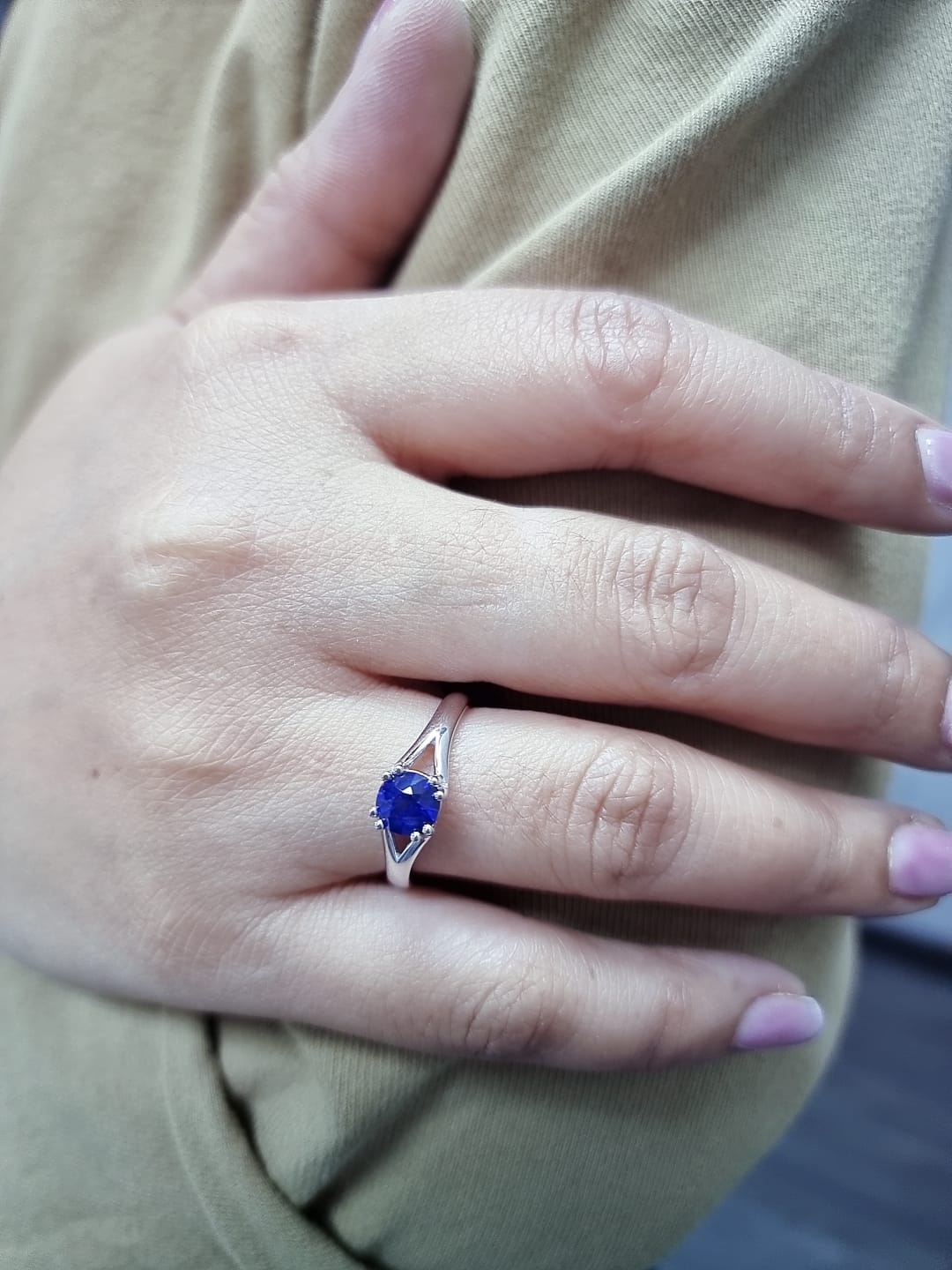 Round blue sapphire split-shank ring in 18K white gold