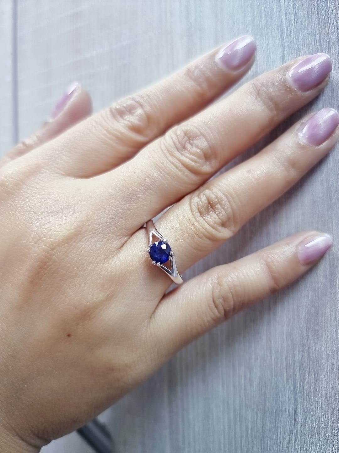 Round blue sapphire split-shank ring in 18K white gold