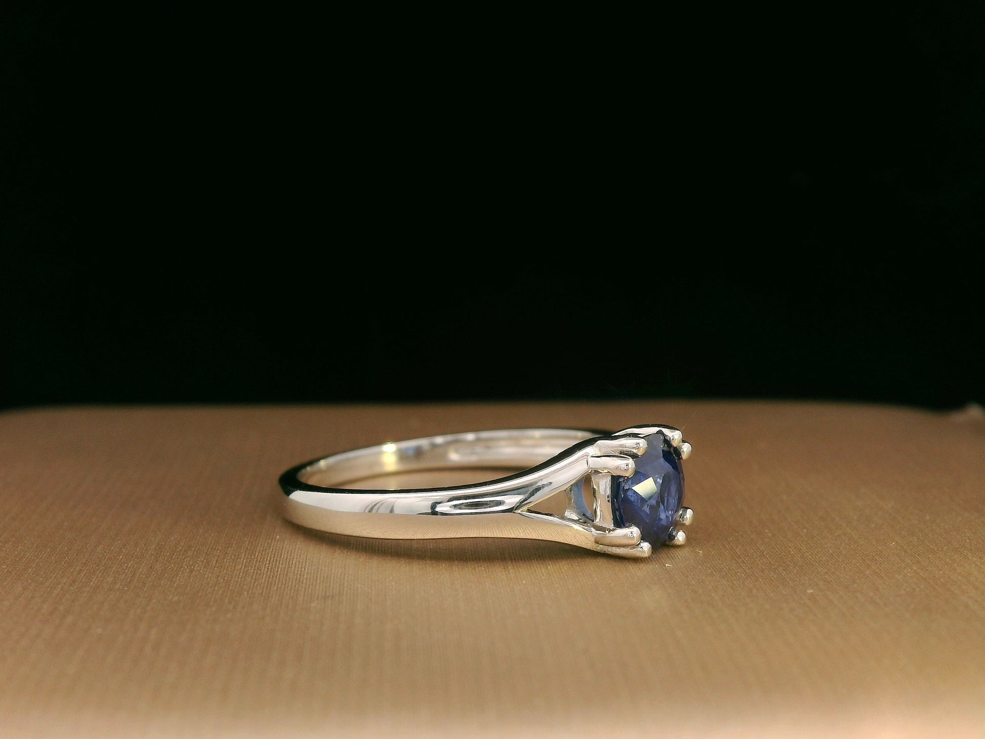 Round blue sapphire split-shank ring in 18K white gold