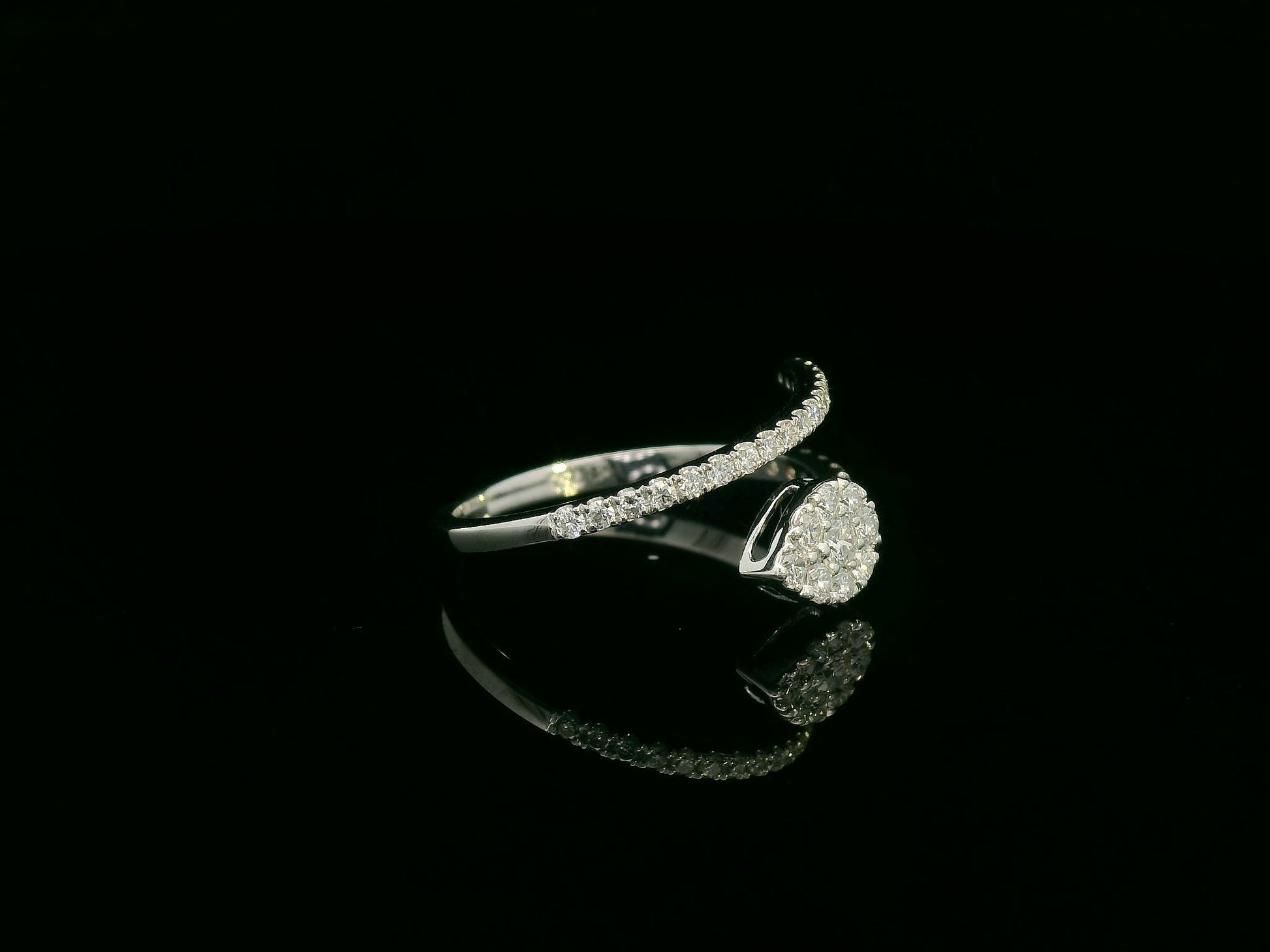 18K gold diamond wrap ring featuring a pavé double-band design with a pear-shaped motif.