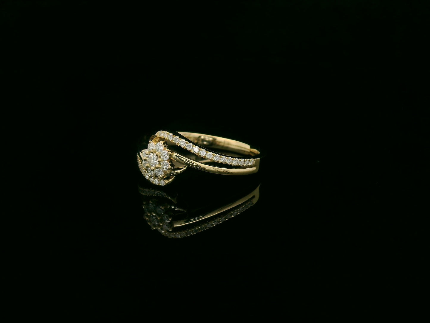 Diamond floral twist ring in 18K yellow gold with pavé diamond bands