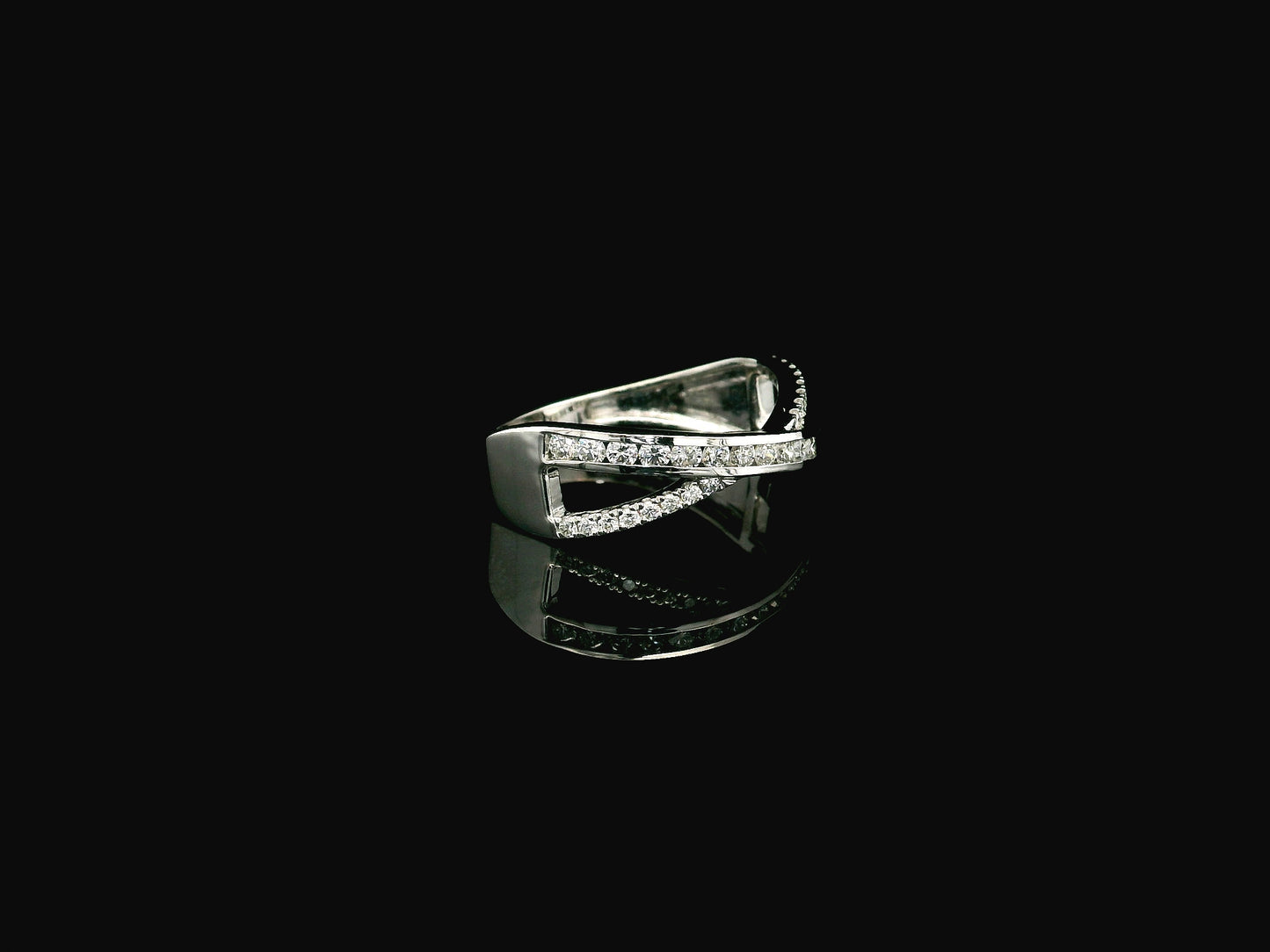 Diamond criss cross ring in 18K white gold with pavé crossover bands