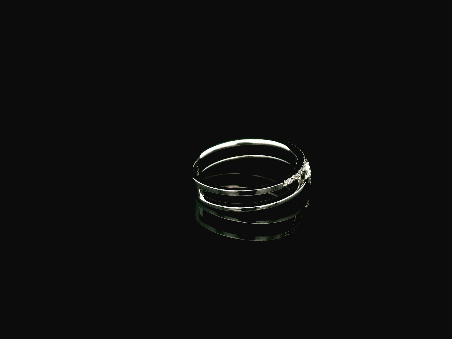 18K white gold dual band diamond ring with pavé band and round cluster center