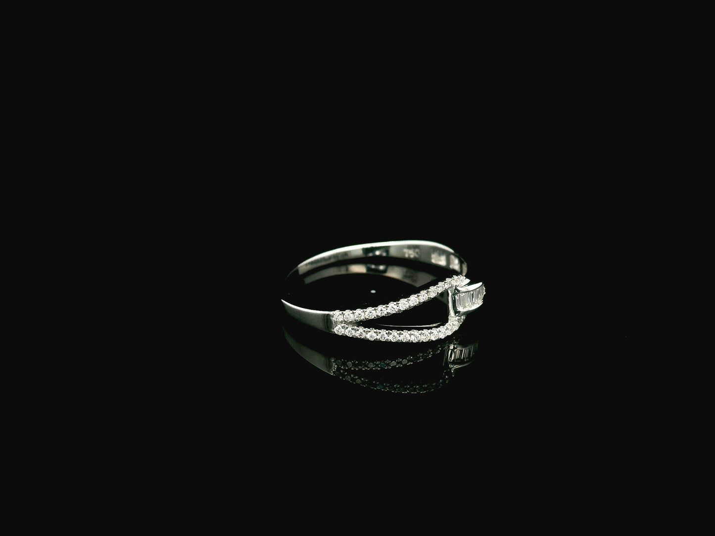 18K white gold open diamond ring with baguette and pavé diamonds 0.27 carat – Emirates Diamonds