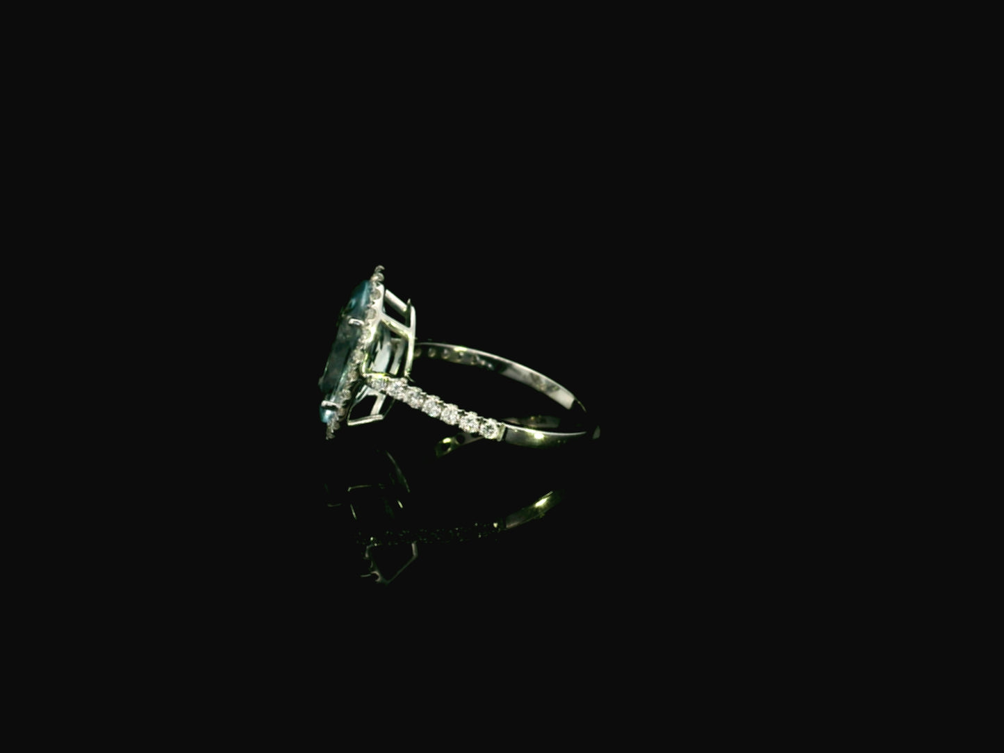 18K white gold aquamarine diamond halo ring 3.80 carat oval aquamarine with diamond halo – Emirates Diamonds