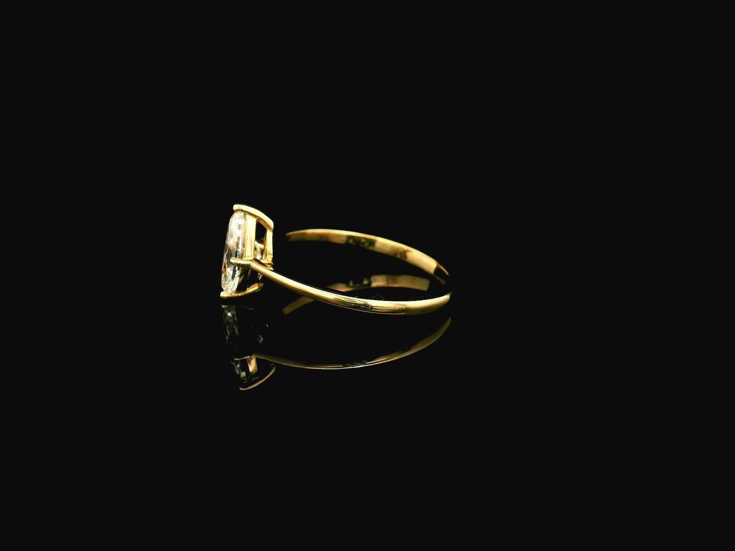 1.01 carat marquise diamond solitaire ring in 18K yellow gold IGI certified VS1 diamond