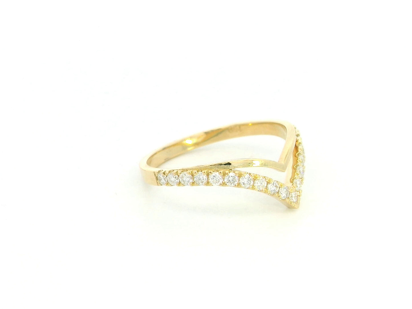 18K yellow gold diamond chevron contour ring with pavé-set natural diamonds
