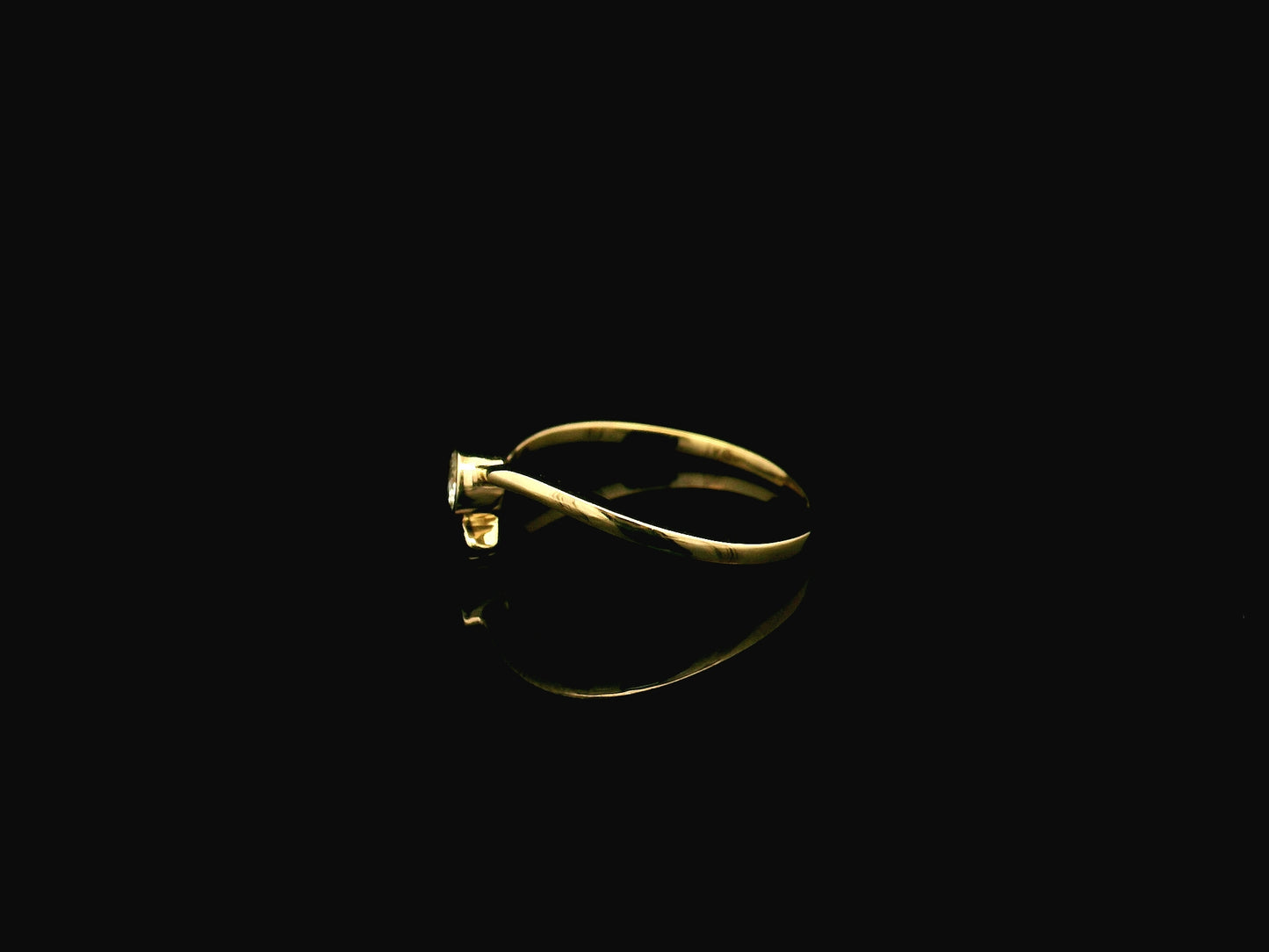 18K yellow gold bezel set diamond solitaire ring with 0.18 carat natural diamond