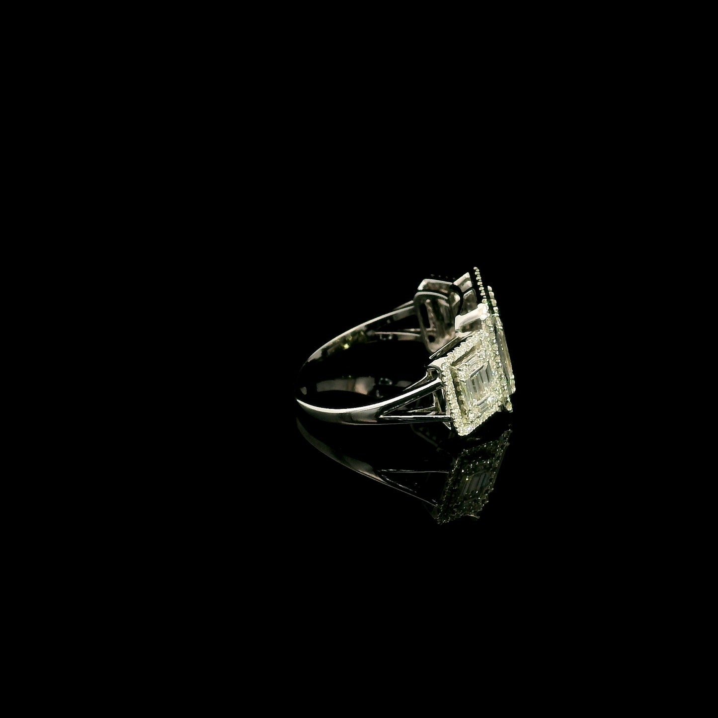 Round and baguette diamond statement ring in 18K white gold with 1.34 carats of natural diamonds