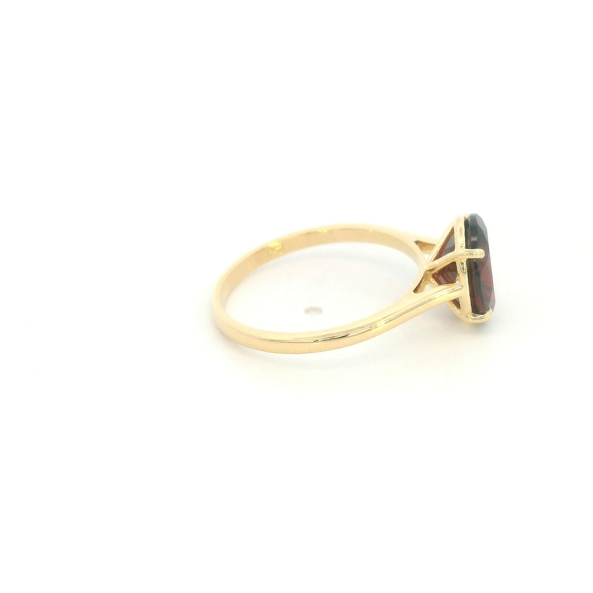 Oval garnet solitaire ring in 18K yellow gold
