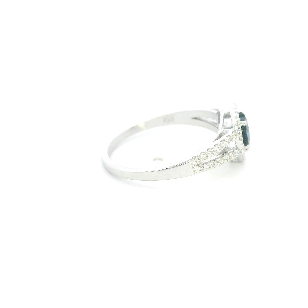 Heart shaped blue sapphire and diamond ring in 18K white gold with diamond split band