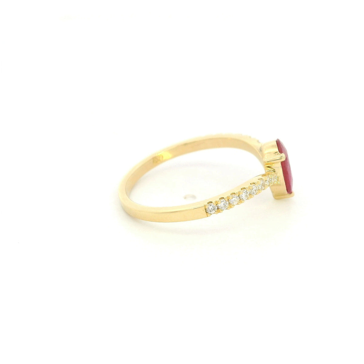 Pear shaped ruby and diamond ring in 18K yellow gold with diamond set shoulders