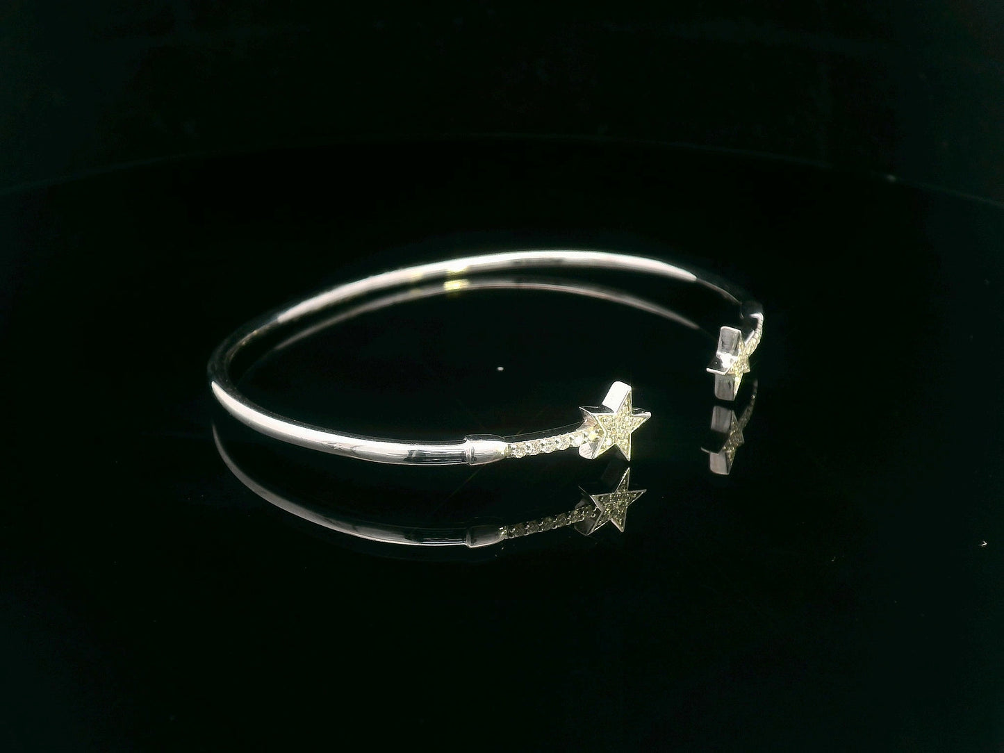 18K gold open bangle with pavé diamond star motifs on each end – 0.22 carats total.