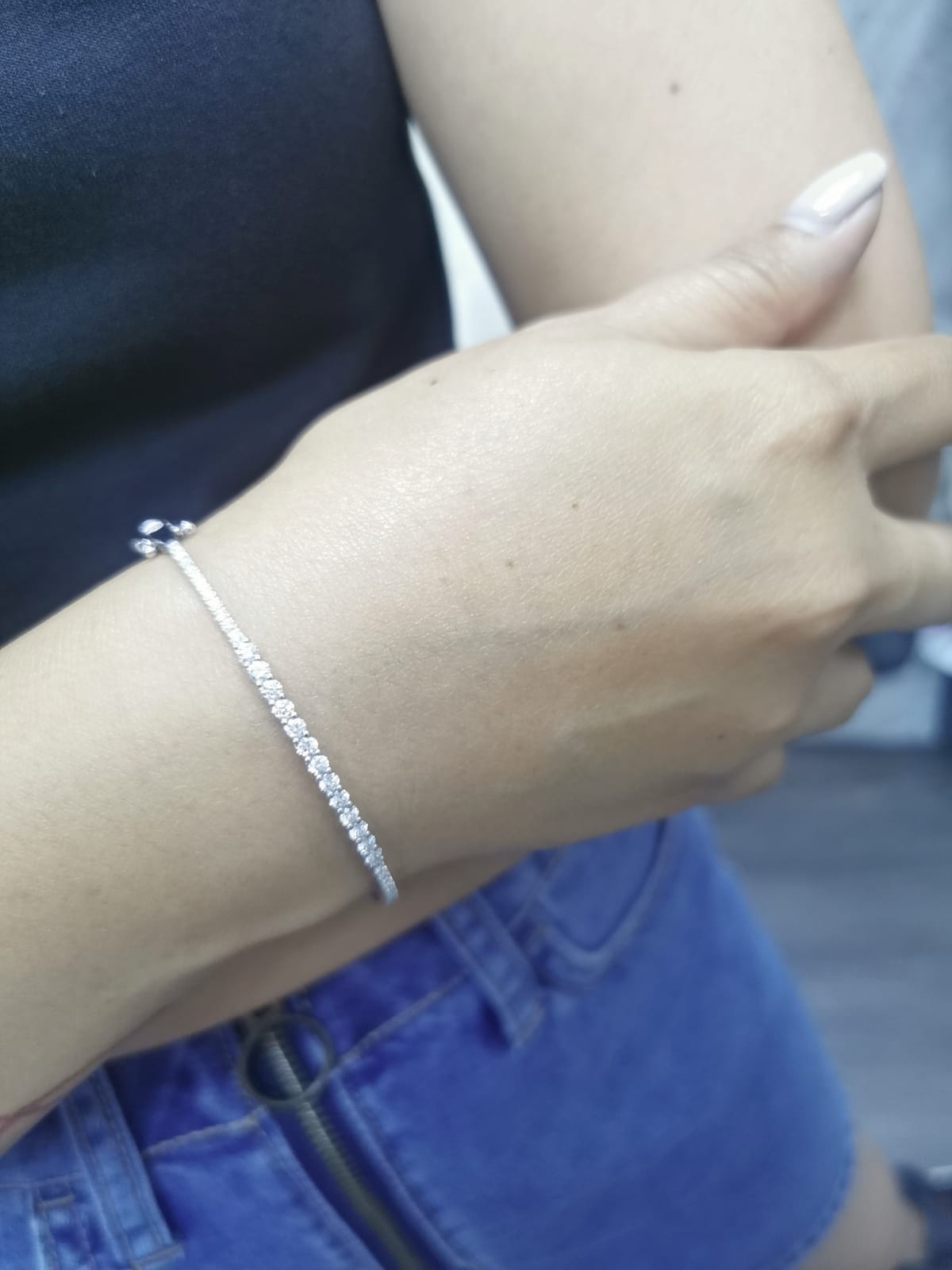 Minimalist 18K gold bangle with 1.03 carat dual-size round-cut diamonds, polished finish