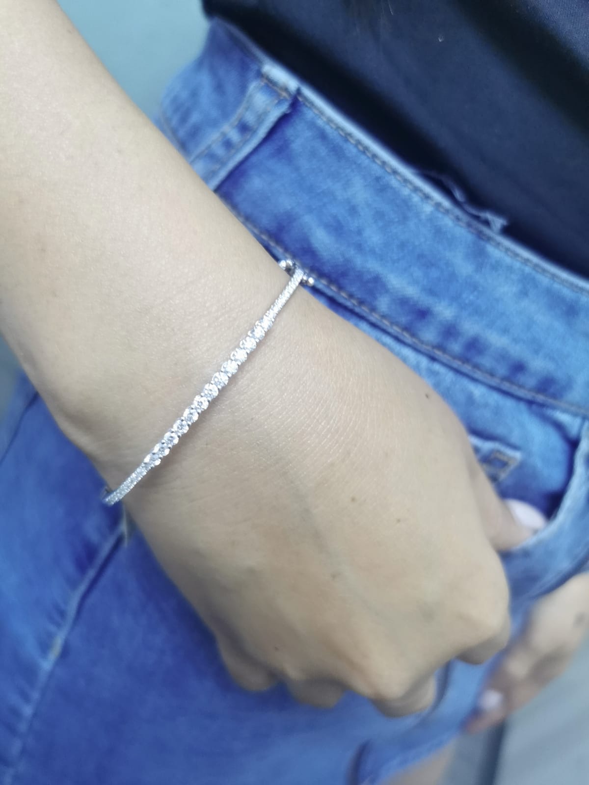 Minimalist 18K gold bangle with 1.03 carat dual-size round-cut diamonds, polished finish