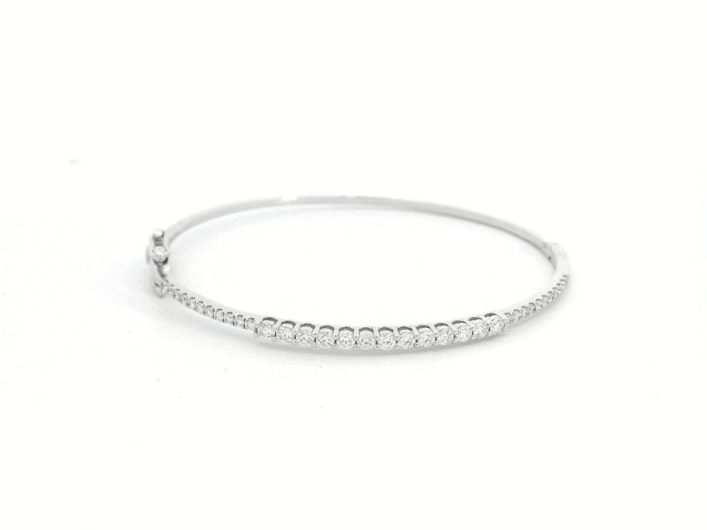 Minimalist 18K gold bangle with 1.03 carat dual-size round-cut diamonds, polished finish