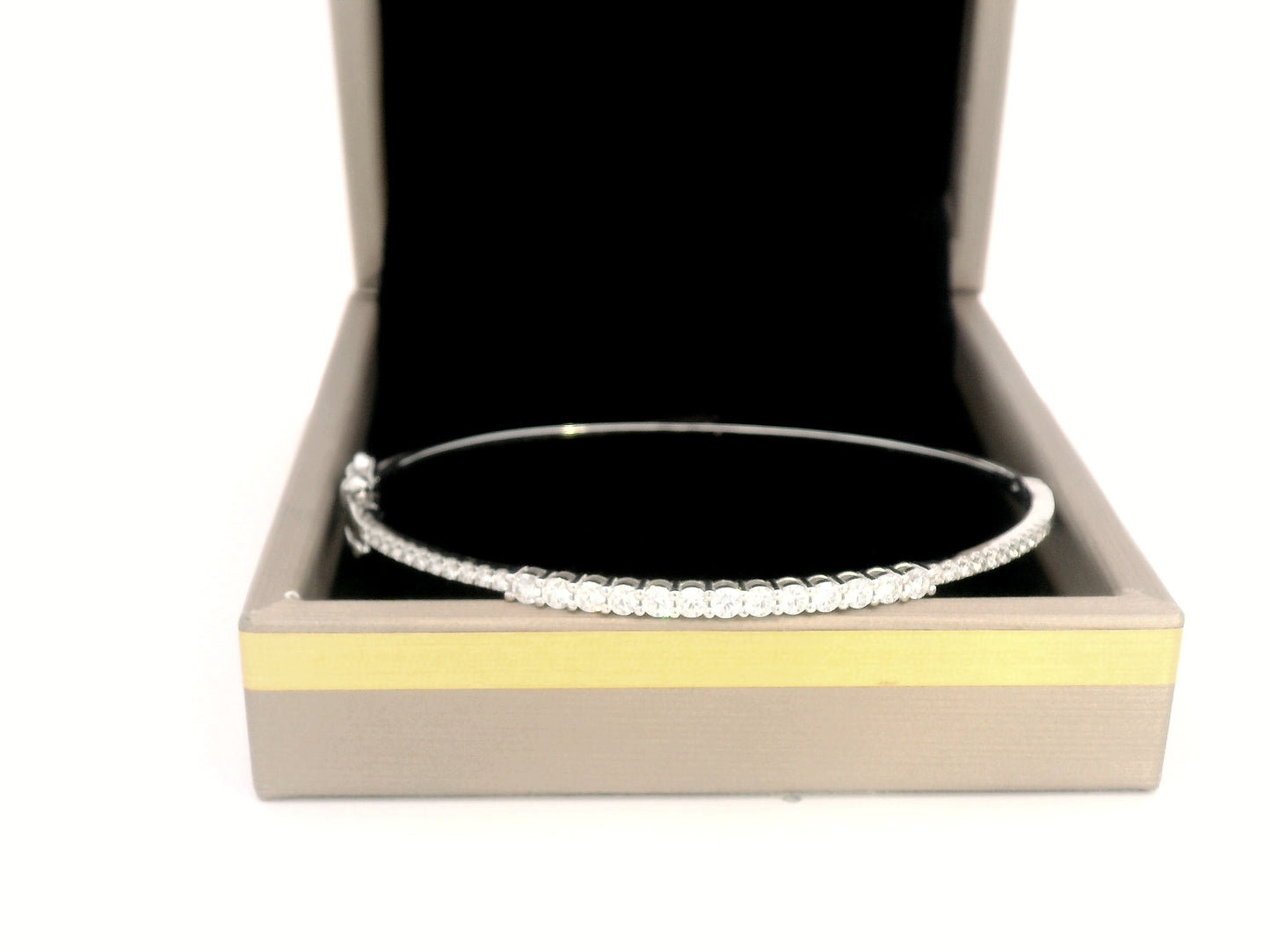 Minimalist 18K gold bangle with 1.03 carat dual-size round-cut diamonds, polished finish
