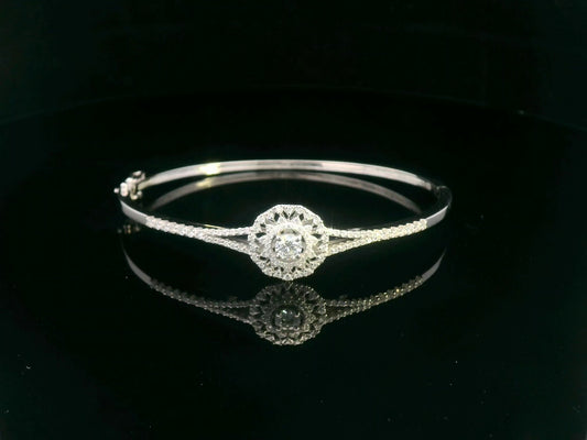 18K white gold bangle with floral-style diamond cluster centerpiece – 0.93 carat