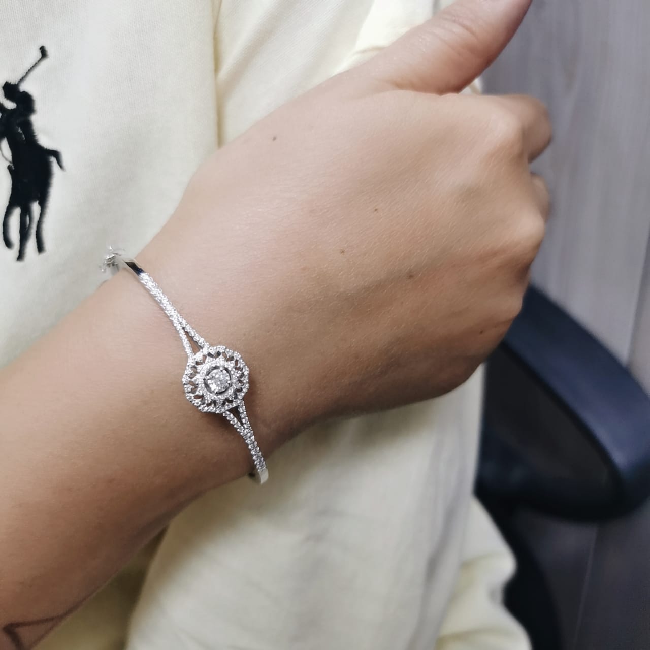 18K white gold bangle with floral-style diamond cluster centerpiece – 0.93 carat