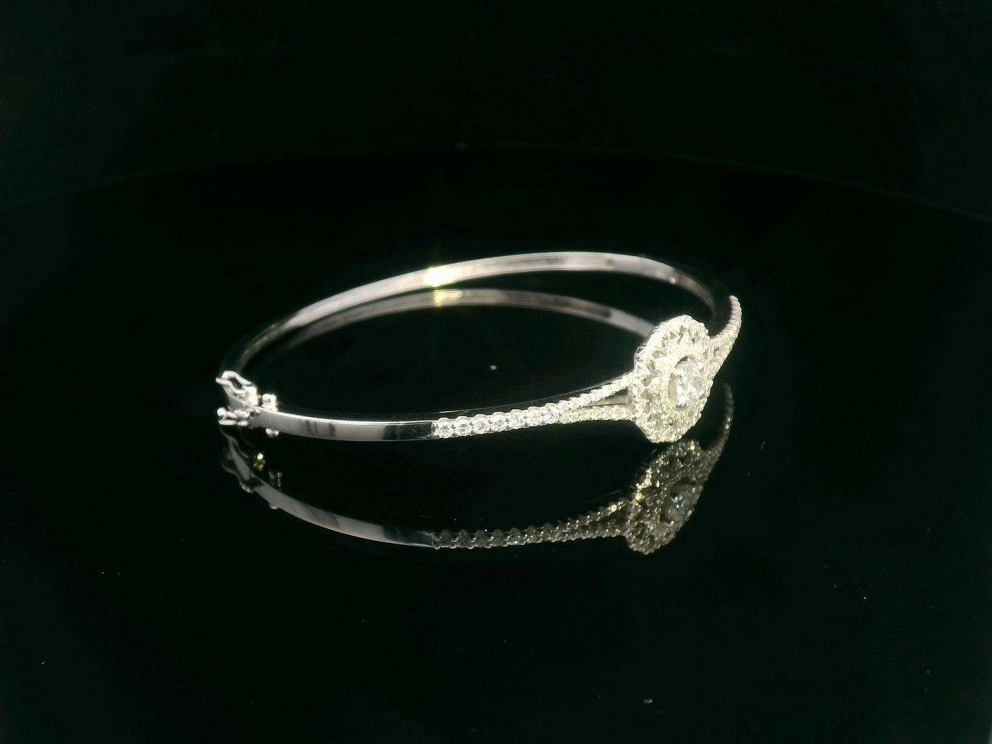 18K white gold bangle with floral-style diamond cluster centerpiece – 0.93 carat
