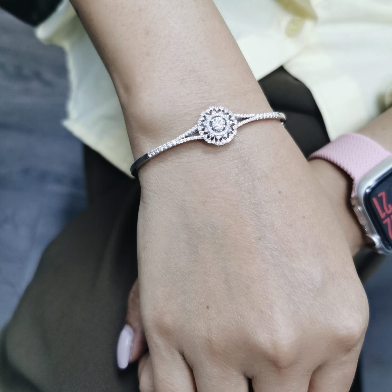 18K white gold bangle with floral-style diamond cluster centerpiece – 0.93 carat
