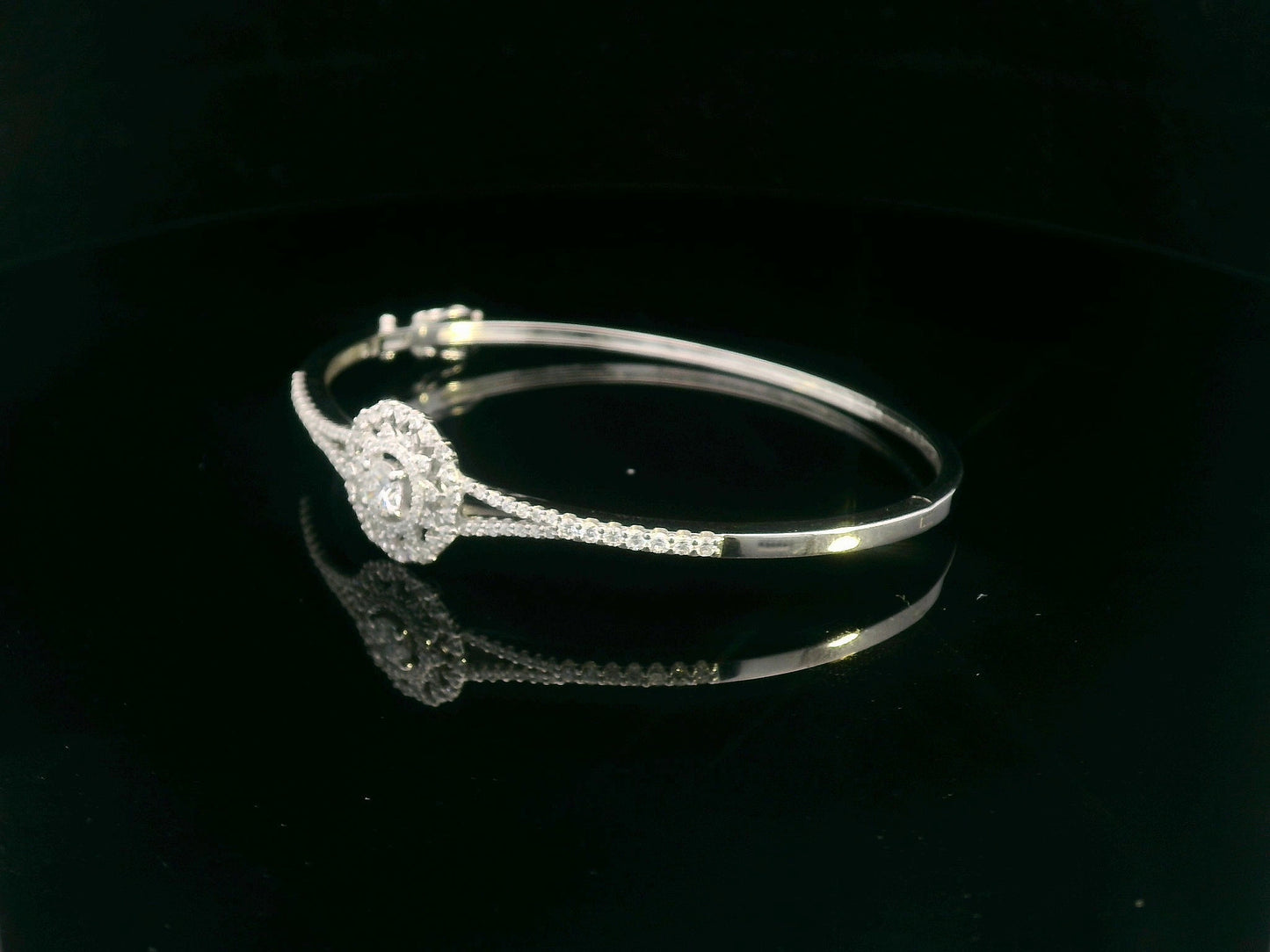 18K white gold bangle with floral-style diamond cluster centerpiece – 0.93 carat