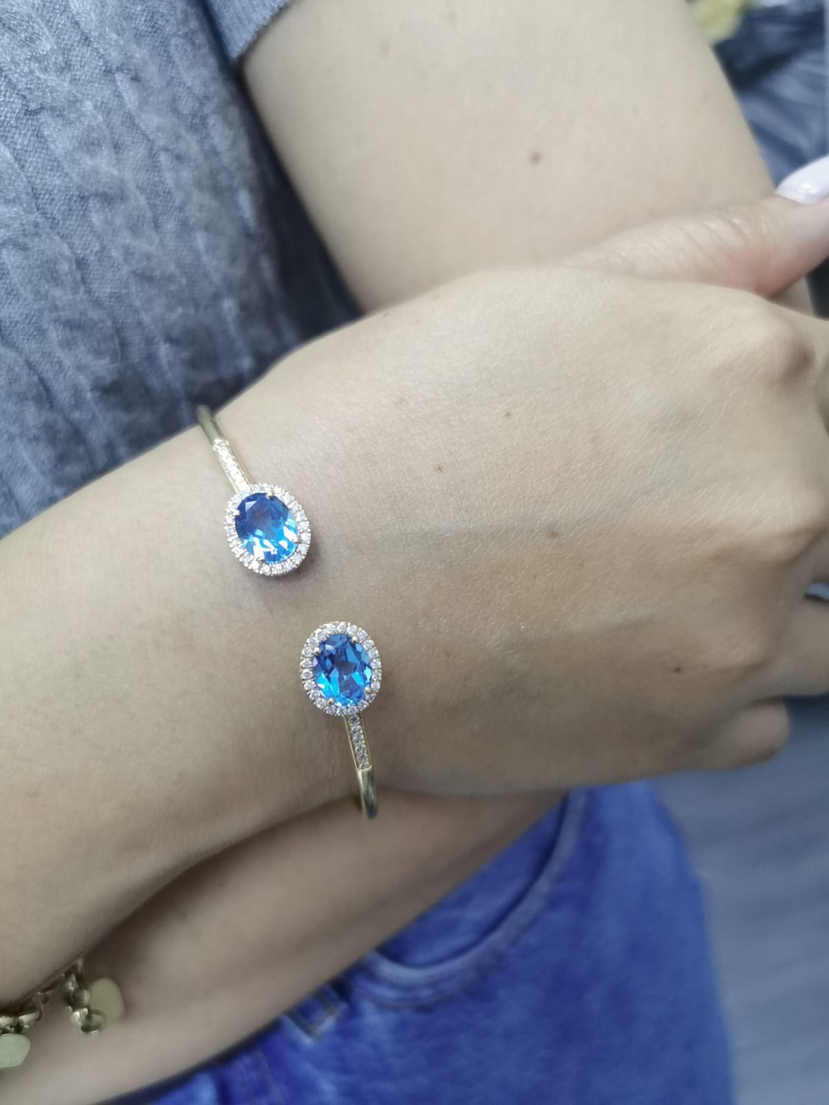 18K Yellow Gold Swiss Blue Topaz & Diamond Bangle with Oval-Cut Gemstones and Halo Diamonds – Elegant Open Cuff Bracelet.