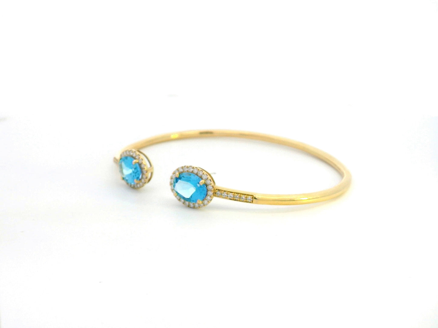 18K Yellow Gold Swiss Blue Topaz & Diamond Bangle with Oval-Cut Gemstones and Halo Diamonds – Elegant Open Cuff Bracelet.