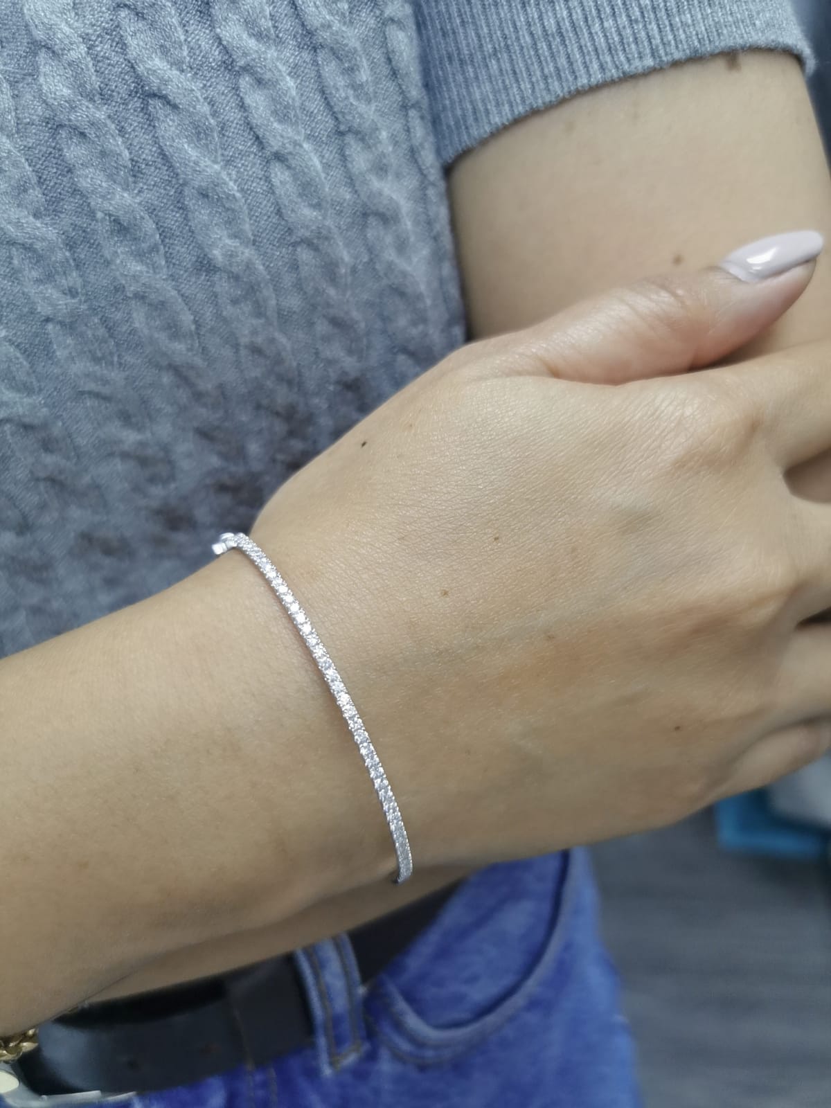 18K white gold bangle with single row of diamonds – 0.92 carat diamond bracelet