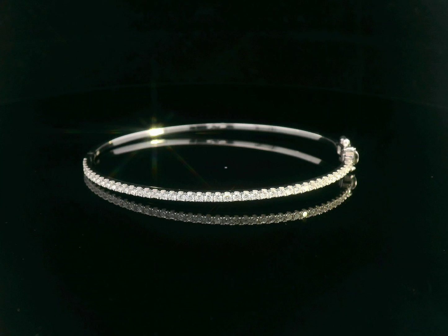 18K white gold bangle with single row of diamonds – 0.92 carat diamond bracelet