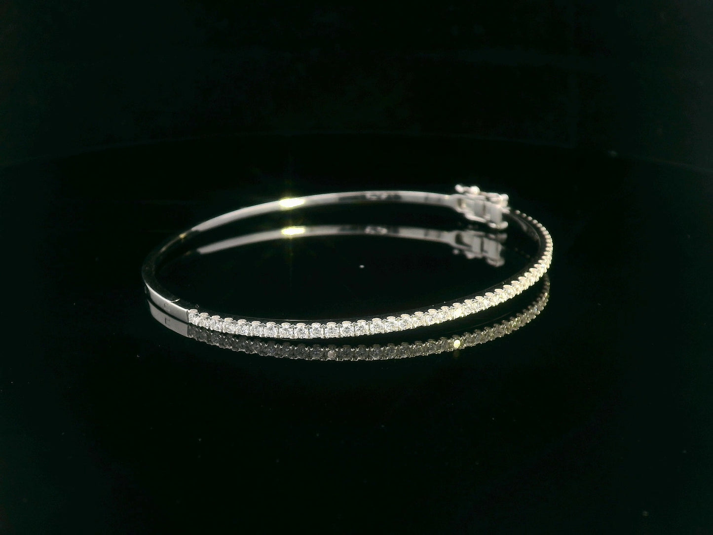 18K white gold bangle with single row of diamonds – 0.92 carat diamond bracelet
