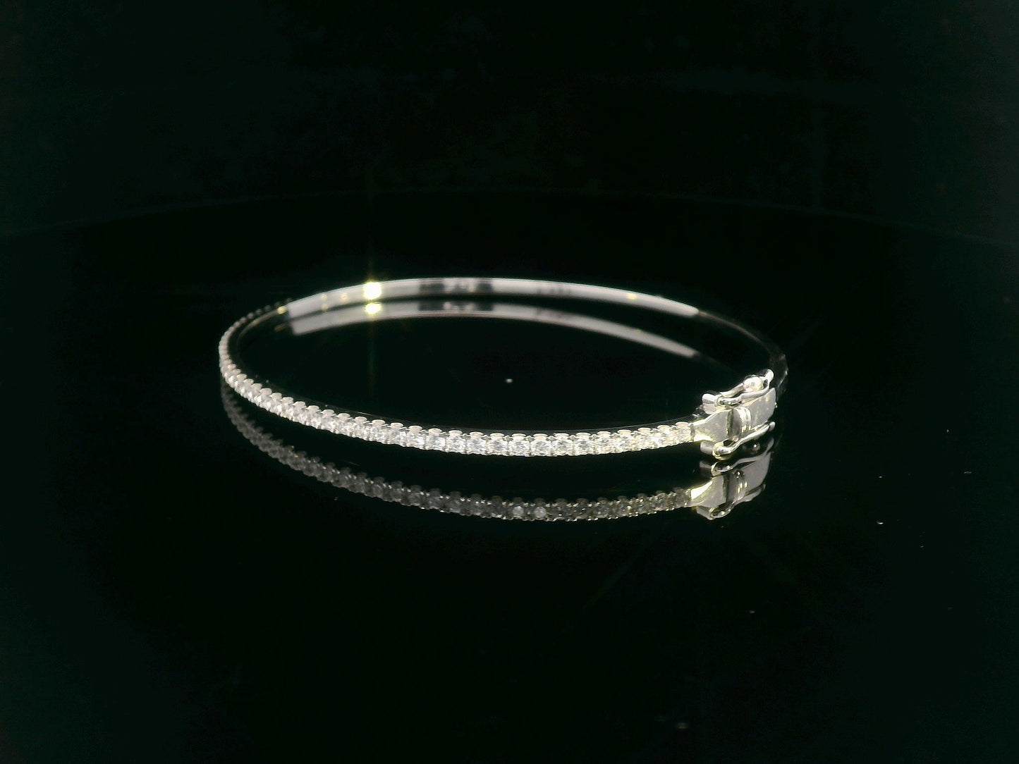 18K white gold bangle with single row of diamonds – 0.92 carat diamond bracelet