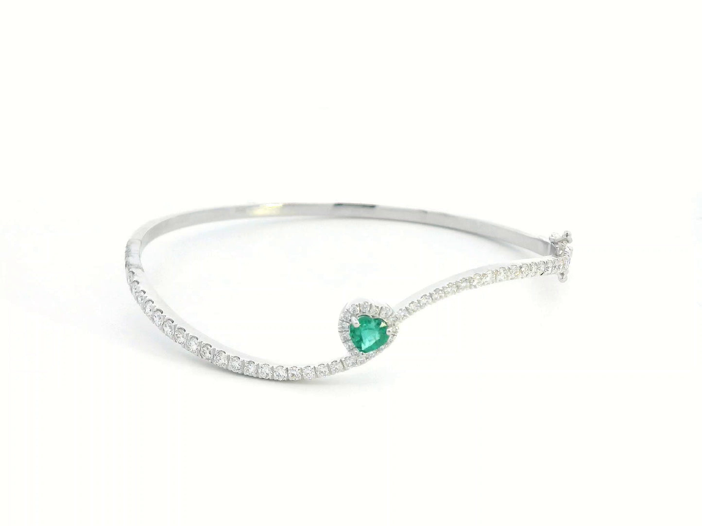 18K white gold bangle with heart-shaped emerald and pavé diamonds, elegant curved design