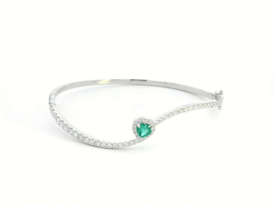 18K white gold bangle with heart-shaped emerald and pavé diamonds, elegant curved design