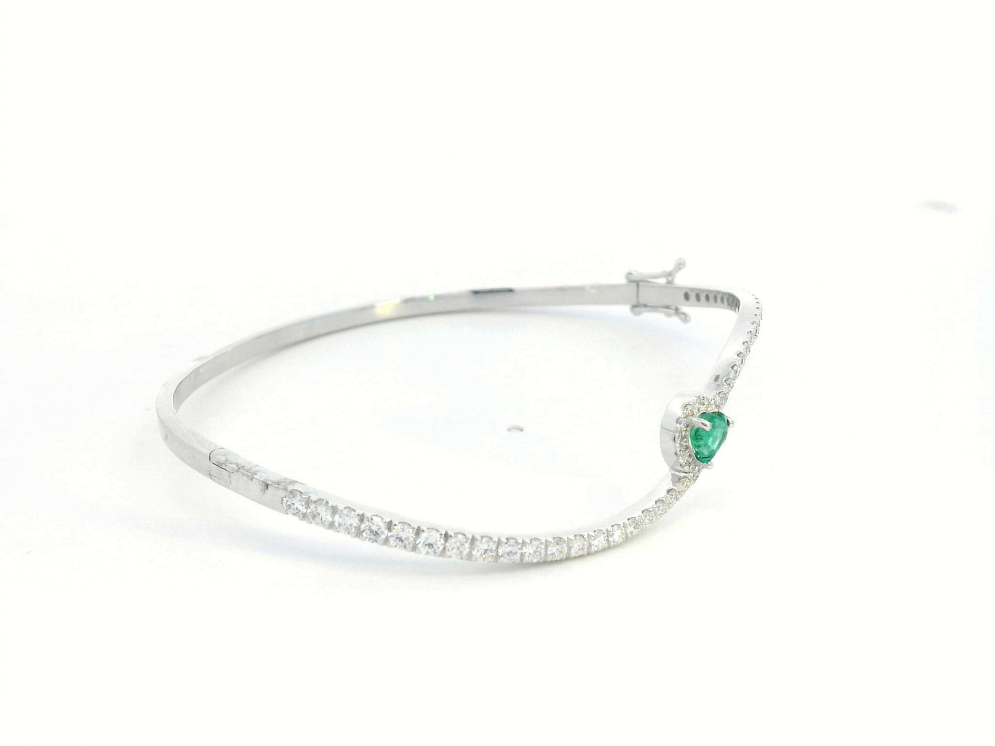 18K white gold bangle with heart-shaped emerald and pavé diamonds, elegant curved design