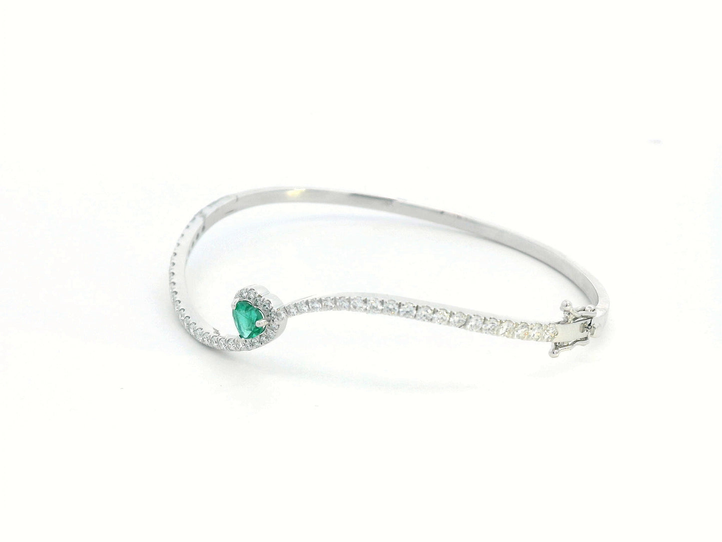 18K white gold bangle with heart-shaped emerald and pavé diamonds, elegant curved design