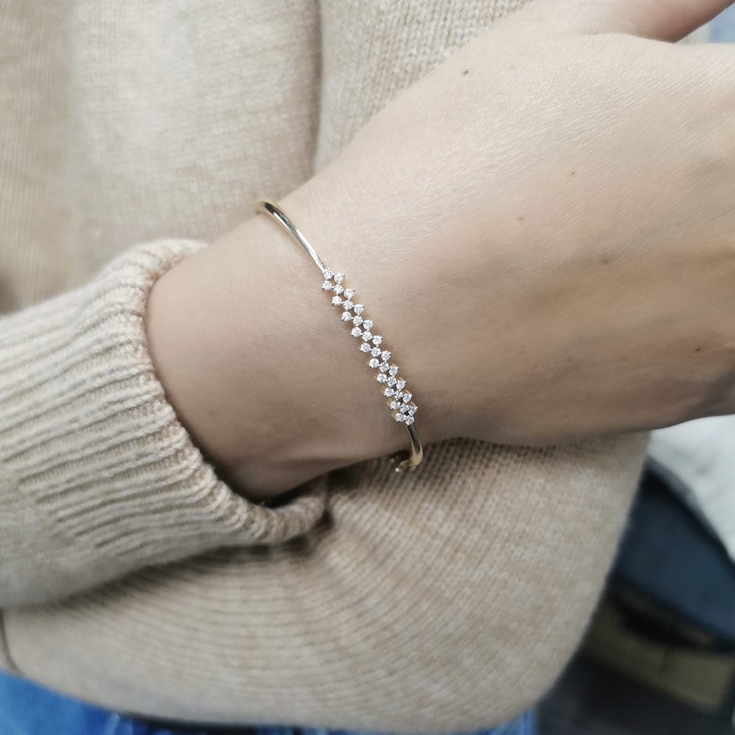 18K gold diamond bangle bracelet featuring 0.48 carat round-cut diamonds in a sleek stackable hinged cuff design – perfect for elegant everyday wear and special occasions.