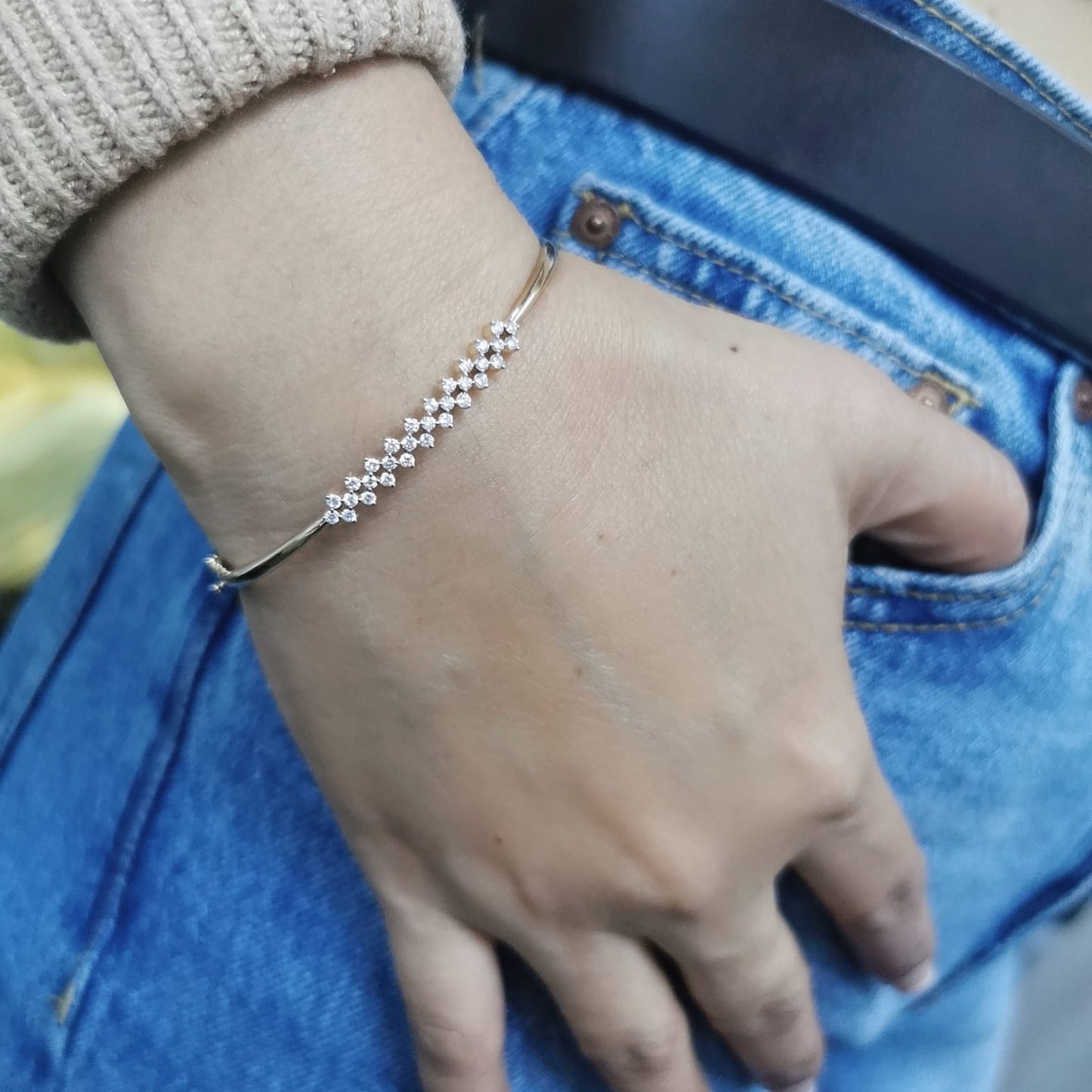 18K gold diamond bangle bracelet featuring 0.48 carat round-cut diamonds in a sleek stackable hinged cuff design – perfect for elegant everyday wear and special occasions.