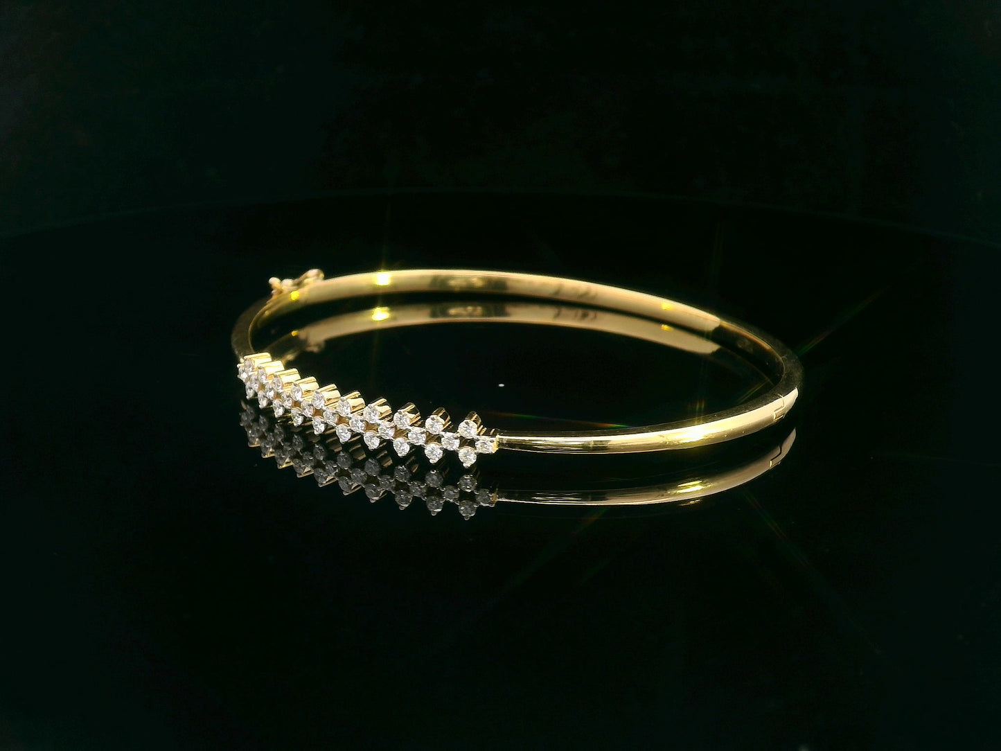 18K gold diamond bangle bracelet featuring 0.48 carat round-cut diamonds in a sleek stackable hinged cuff design – perfect for elegant everyday wear and special occasions.