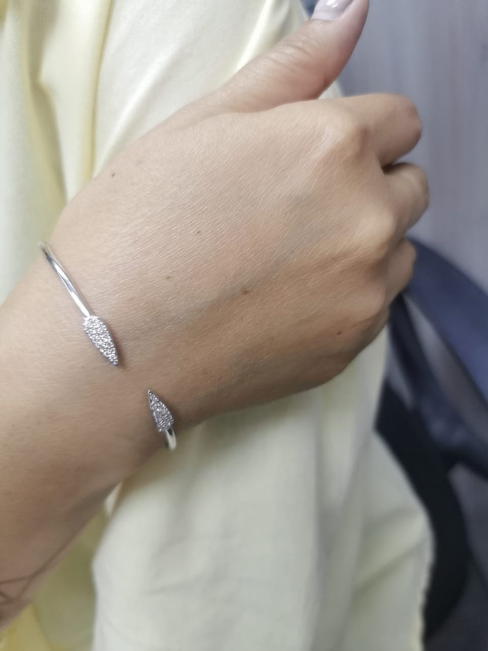 18K white gold open bangle with pavé diamond arrowhead tips – 0.32 carats diamond bracelet