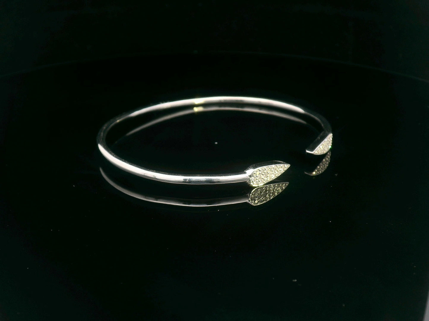 18K white gold open bangle with pavé diamond arrowhead tips – 0.32 carats diamond bracelet