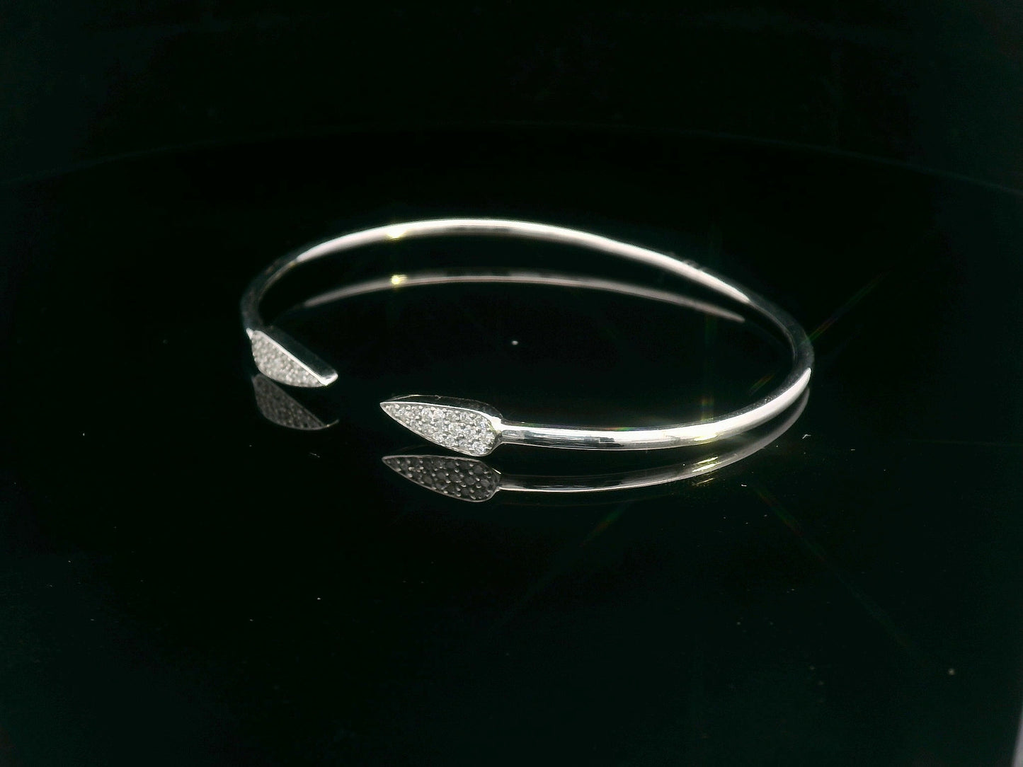 18K white gold open bangle with pavé diamond arrowhead tips – 0.32 carats diamond bracelet