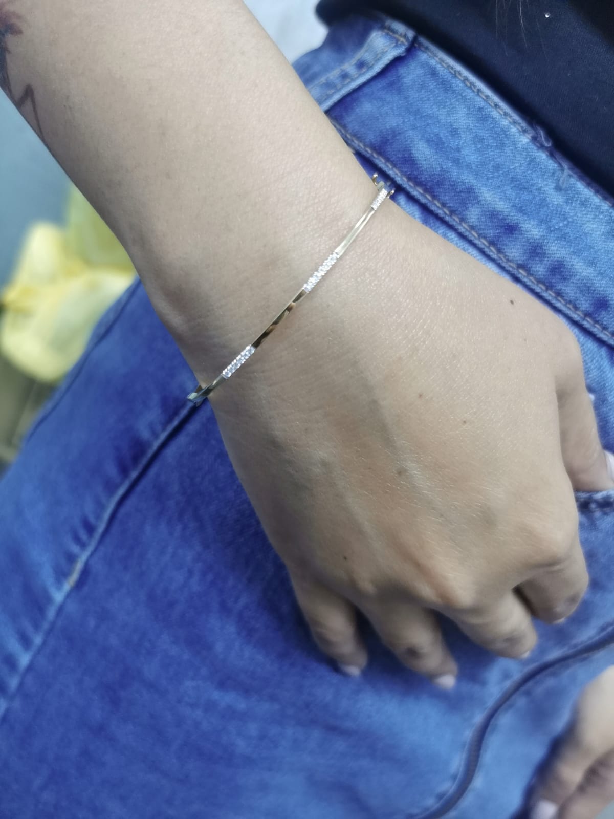 18K yellow gold minimalist bangle with 0.17 carat round-cut diamonds in triple accent design