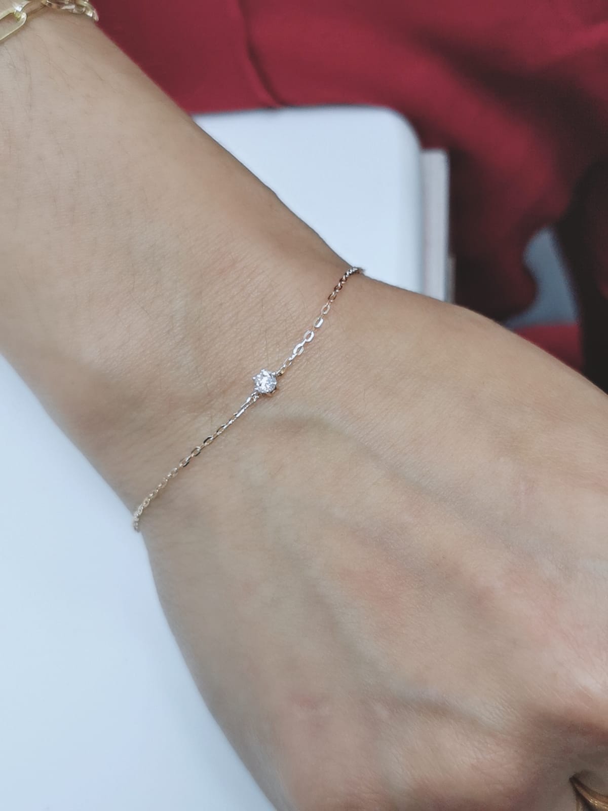 Solitaire diamond bracelet in 18k yellow gold.