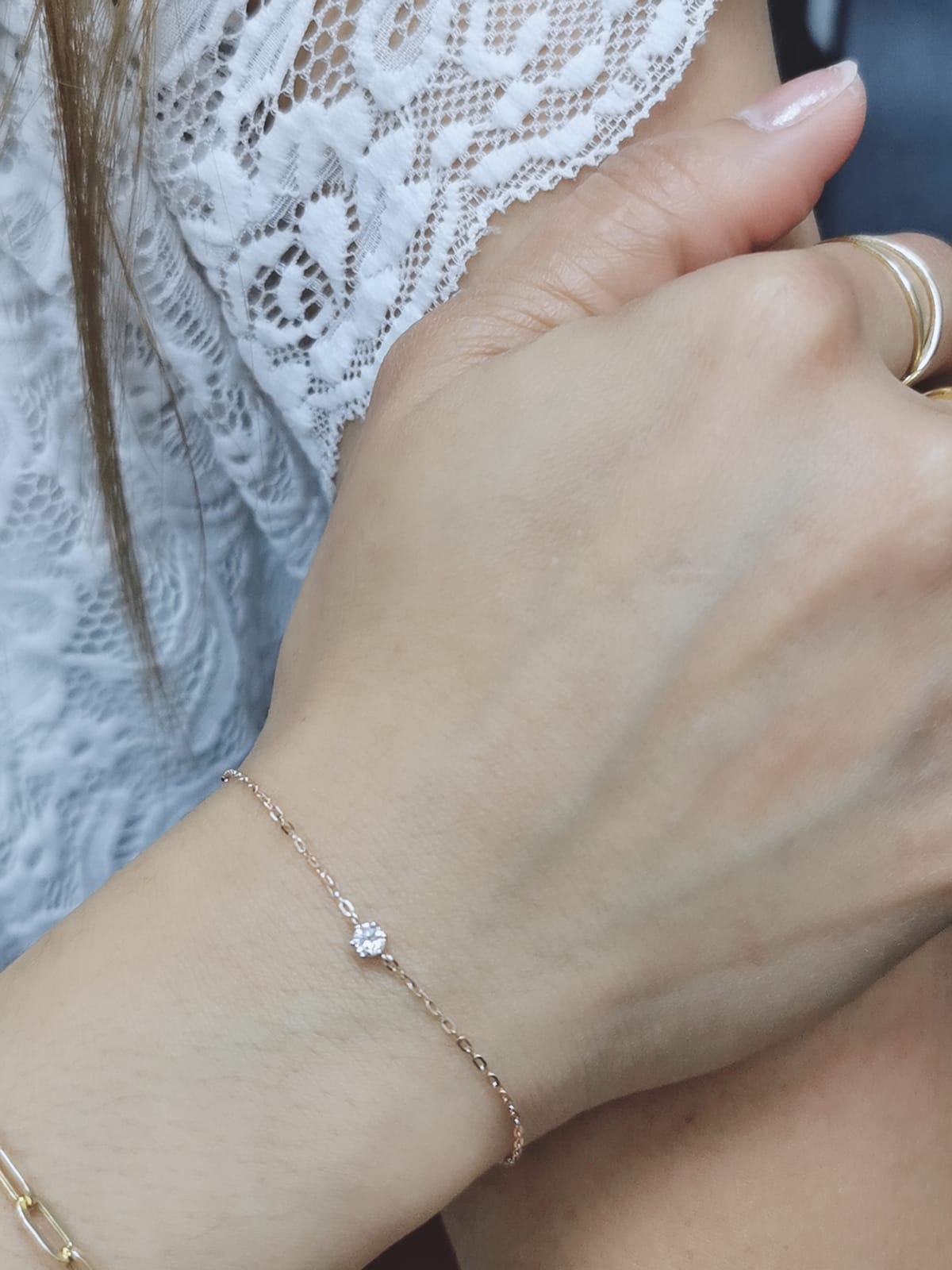 Solitaire diamond bracelet in 18k yellow gold.