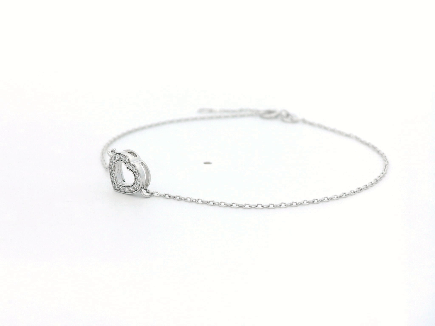 18K Gold Heart Bracelet with 0.06 Carat Diamond – Elegant & Timeless Jewelry