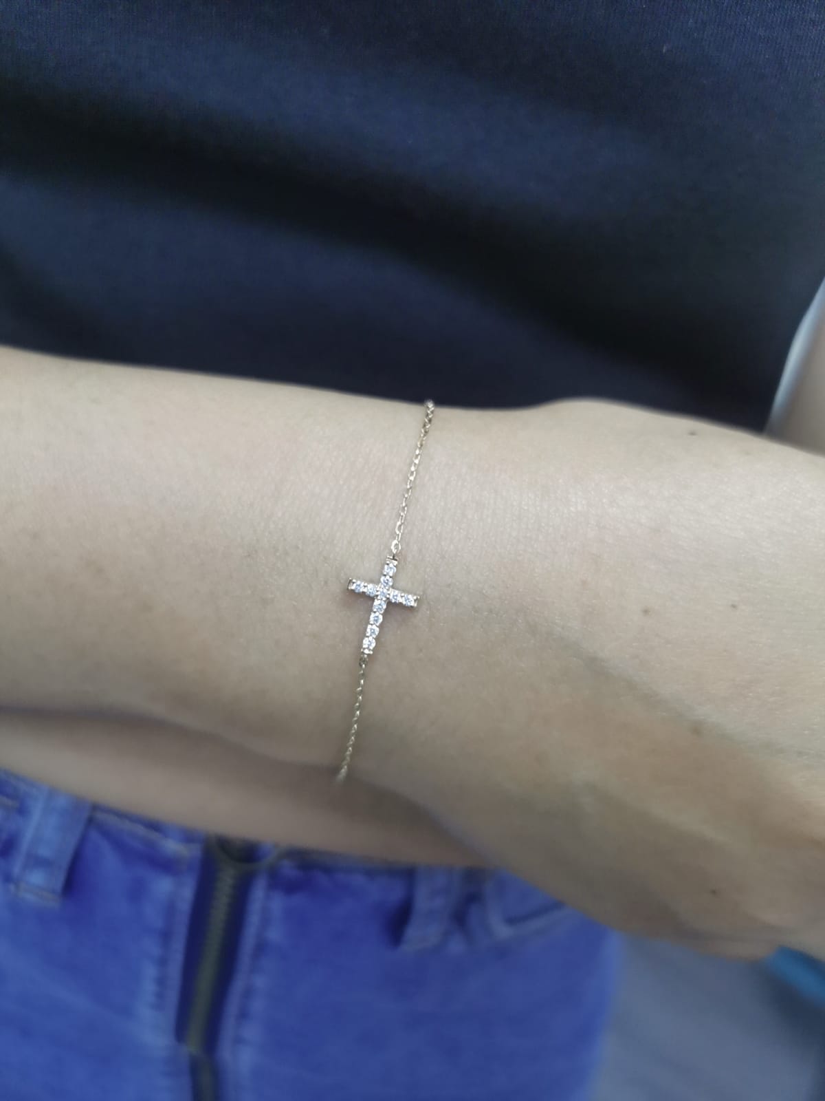 18K yellow gold bracelet with horizontal diamond cross on dainty chain – 0.14 carats