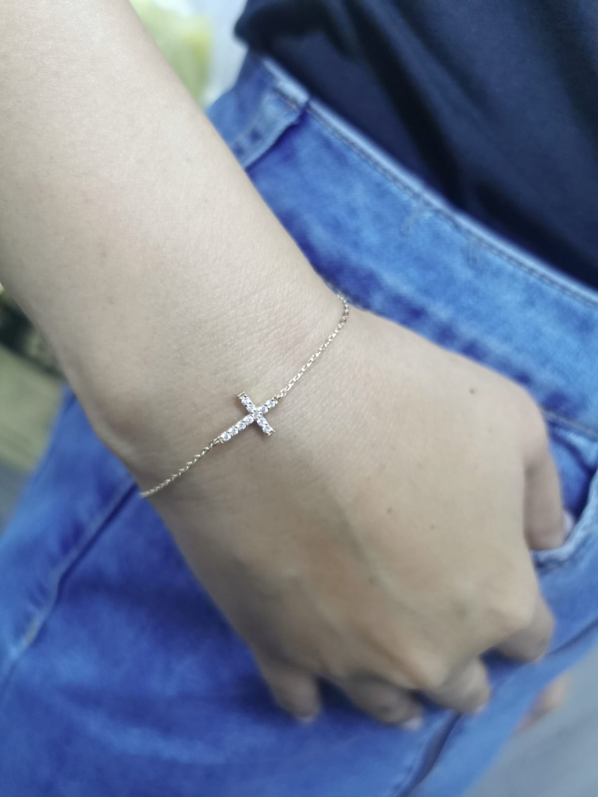 18K yellow gold bracelet with horizontal diamond cross on dainty chain – 0.14 carats