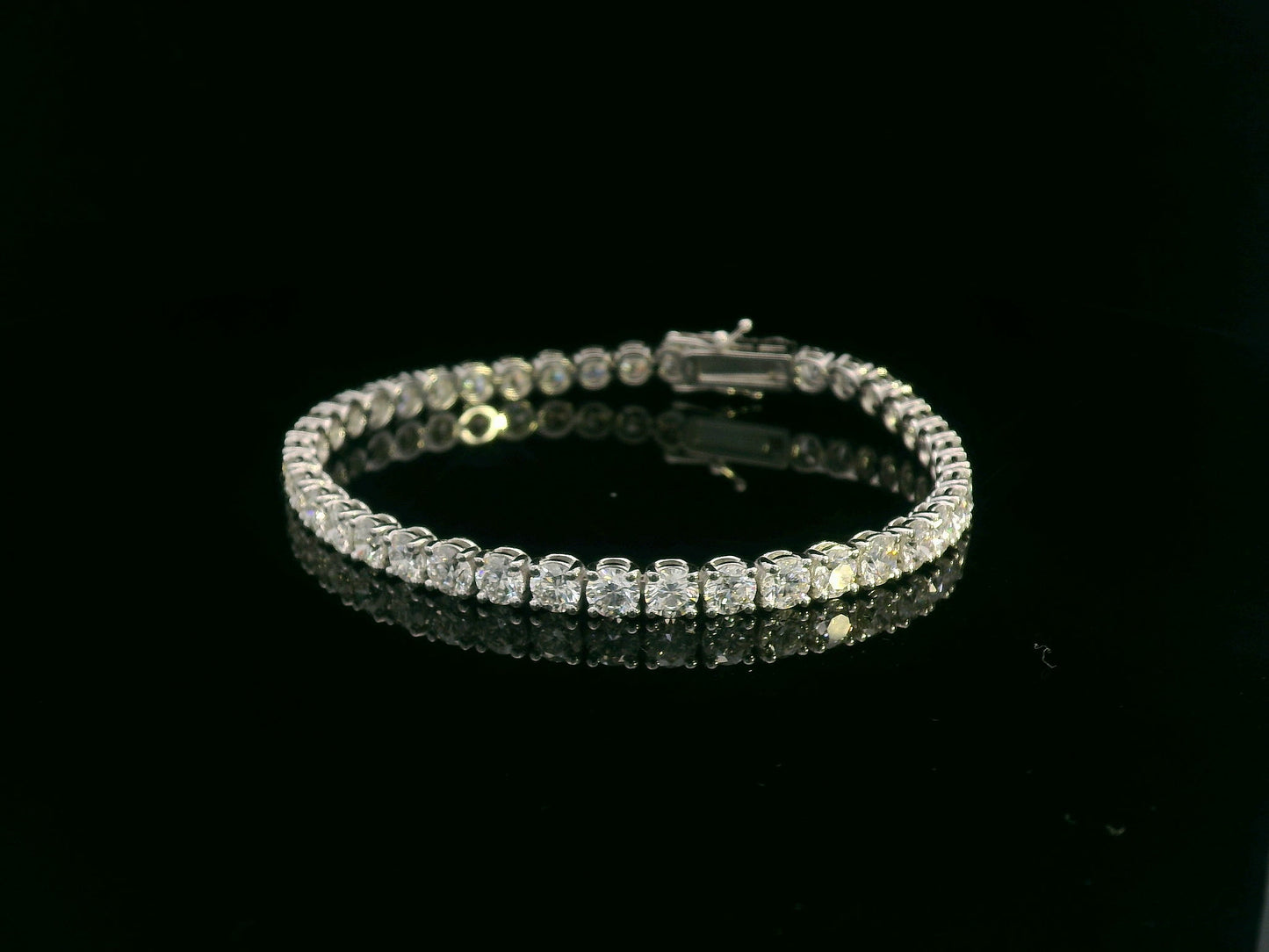 10.02 carat prong-set diamond tennis bracelet in 18K white gold