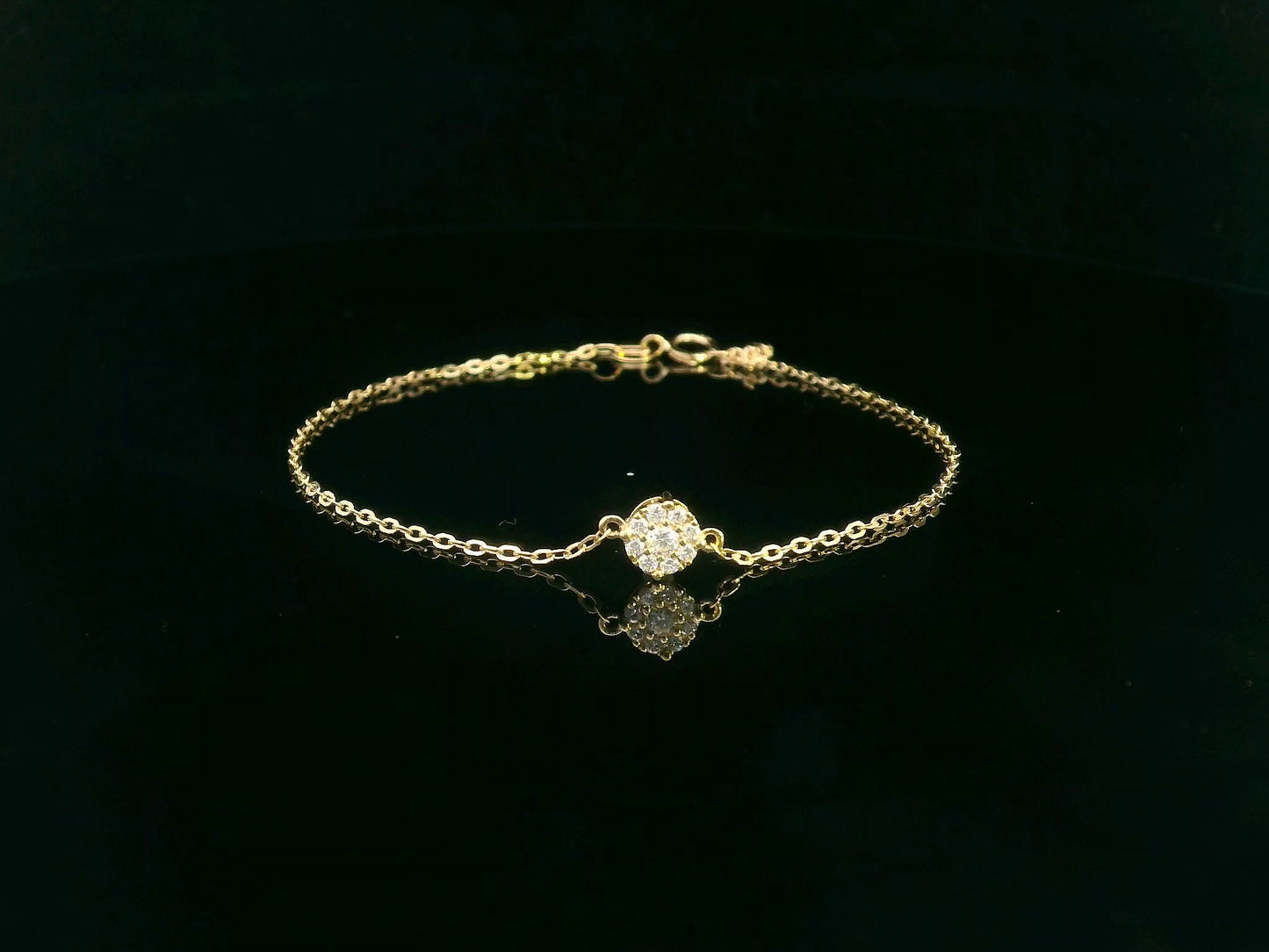 18K yellow gold chain bracelet with a 0.15 carat round diamond cluster centerpiece
